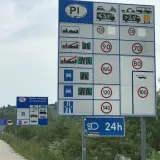 Znaki drogowe informują, ile można jechać w terenie niezabudowanym: 90 km/h dla samochodów, 70 km/h dla ciężarówek, 100 km/h na autostradzie.