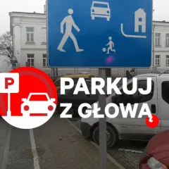 Strefa zamieszkania, brak wyznaczonych miejsc do parkowania. Znak "Parkuj z głową" przypomina o ostrożności.