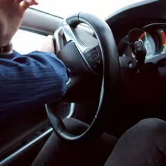 Ręce na kierownicy, zegary świecą. Zastanawiasz się, ile mam czasu na złożenie wniosku o odszkodowanie po wypadku?