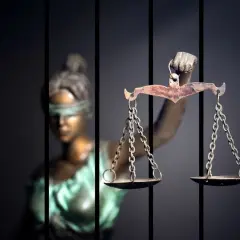 Sprawiedliwość waży dowody. Ucieczka z miejsca kolizji to poważne przestępstwo, za które grozi mandat i odpowiedzialność karna.