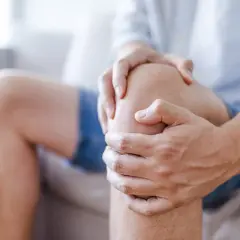Ból kolana po urazie. Naderwanie więzadła pobocznego kolana może wymagać odszkodowania.