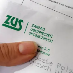 Zerwane więzadła w kolanie? ZUS może przyznać odszkodowanie. Na dokumencie logo ZUS i adres.