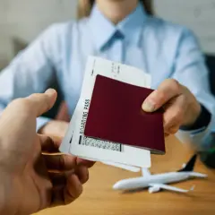 Przekazywanie paszportu i biletu lotniczego, czyli boarding pass. Co to jest? Dokument uprawniający do wejścia na pokład samolotu.