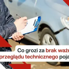 Inspektor spisuje mandat za jazdę bez ważnego przeglądu technicznego pojazdu.