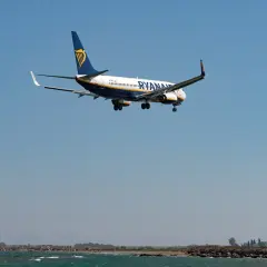 Samolot Ryanair ląduje nad morzem. Zastanawiasz się, odszkodowanie za opóźniony lot ile czasu można uzyskać?