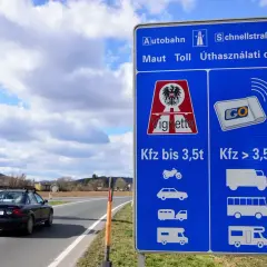 Tablica informacyjna o opłatach drogowych w Austrii. Brak naklejki ekologicznej może skutkować mandatem.