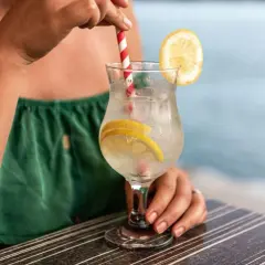Relaks przy drinku z cytryną. Pamiętaj o ubezpieczeniu turystycznym z klauzulą alkoholową, by wakacje były bezpieczne.