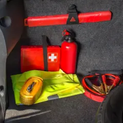 Apteczka, gaśnica, trójkąt, pas, kamizelka i kable rozruchowe – to podstawa, co trzeba mieć w aucie w Niemczech.