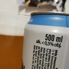 Piwo bezalkoholowe w puszce i szklance. Czy można pić piwo bezalkoholowe w miejscu publicznym? To piwo ma <0,5% alkoholu.