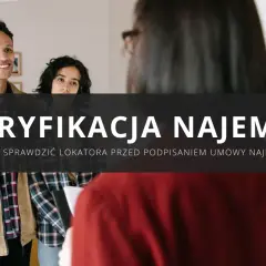 Para młodych ludzi uśmiecha się, gdy rozmawiają z kimś, kto trzyma dokumenty. Weryfikacja najemcy to klucz do spokojnego wynajmu.