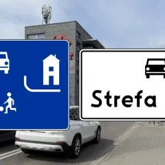 Znaki drogowe informują o strefie zamieszkania. Zasady ruchu są tu inne: piesi mają pierwszeństwo, a dzieci mogą bawić się na jezdni.