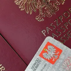 Polski paszport i dowód osobisty. Dokumenty te są potrzebne do podróży do krajów spoza strefy Schengen.