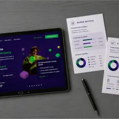 Tablet z aplikacją Portu i wykresami finansowymi: budżet domowy, wydatki, inwestycje.