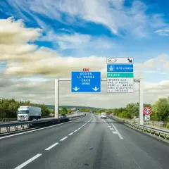 Francuskie autostrady, jak płacić? Znak A13 kieruje do Rouen, Le Havre, Caen i Paryża. Pamiętaj o opłatach.