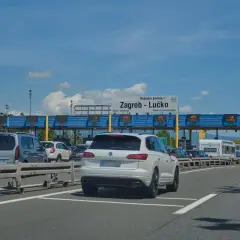 Kolejka samochodów na autostradzie w Chorwacji, zbliżających się do punktu poboru opłat. Chorwacja płatne drogi to norma.