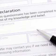 Formularz z sekcją "Declaration" i polem na podpis. Dowiedz się, jak napisać oświadczenie.