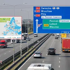 Na autostradzie w Polsce, obok mapy z dopuszczalną prędkością na autostradach w Europie, znaki wskazują kierunki: A2 Świecko, S5 Wrocław, S11 Piła, Poznań-Ławica, Poznań Centrum, Luboń, Mosina.