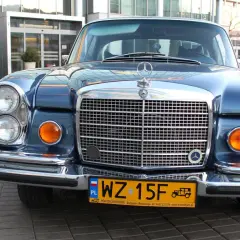 Klasyczny Mercedes, idealny na ubezpieczenie samochodu powyżej 25 lat. Luksus i styl na drodze.