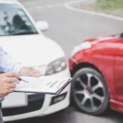 Ubezpieczyciel spisuje protokół po kolizji. Dowiedz się, ile wcześniej można wykupić OC, by uniknąć problemów.