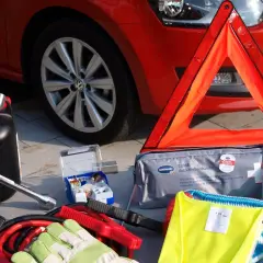 Zestaw awaryjny do samochodu: trójkąt, apteczka, latarka, kable rozruchowe, rękawice, klucz do kół i kanister. To wszystko, co trzeba mieć w samochodzie.