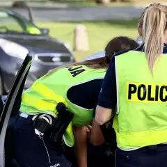 Policjantki w kamizelkach odblaskowych przy radiowozie. Czy trzeba mieć przy sobie OC? To pytanie zadaje sobie wielu kierowców.