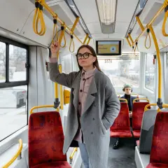 Kobieta w tramwaju, zastanawiająca się, po jakim czasie przedawnia się mandat za brak biletu.