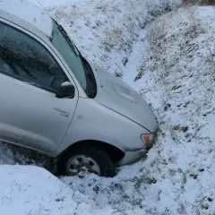 Srebrny pickup wpadł do rowu w śniegu. Kierowca pewnie żałuje, że pierwsza rata OC po terminie, bo teraz czeka go laweta.