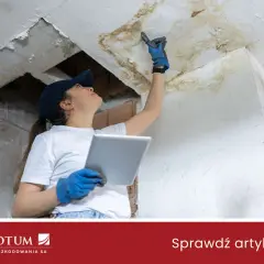 Kobieta w rękawiczkach bada zniszczony sufit, sprawdzając, ile odszkodowania za zalanie sufitu można uzyskać.