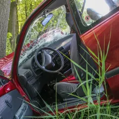 Rozbite auto po zderzeniu z drzewem. Wypadki dzielimy na te, które można było uniknąć, i te, które się zdarzają.