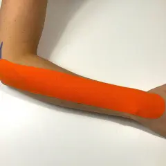 Pomarańczowy plaster kinezjotaping na przedramieniu, wsparcie przy łokciu tenisisty. PZU odszkodowanie za łokieć tenisisty.