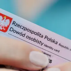 Zbliżenie na polski dowód osobisty, który może być potrzebny do wymiany dowodu osobistego po terminie.