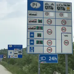 Znaki drogowe informują, ile można jechać w terenie niezabudowanym: 90 km/h dla samochodów, 70 km/h dla ciężarówek, 100 km/h na autostradzie.