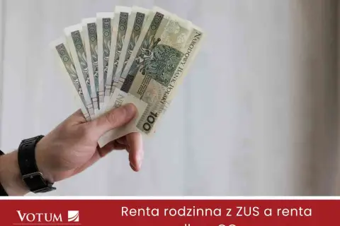 Dłoń trzyma banknoty 100 zł. ZUS odszkodowanie za śmierć syna może pomóc w trudnych chwilach.