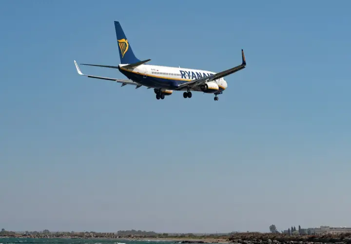 Samolot Ryanair ląduje nad morzem. Zastanawiasz się, odszkodowanie za opóźniony lot ile czasu można uzyskać?