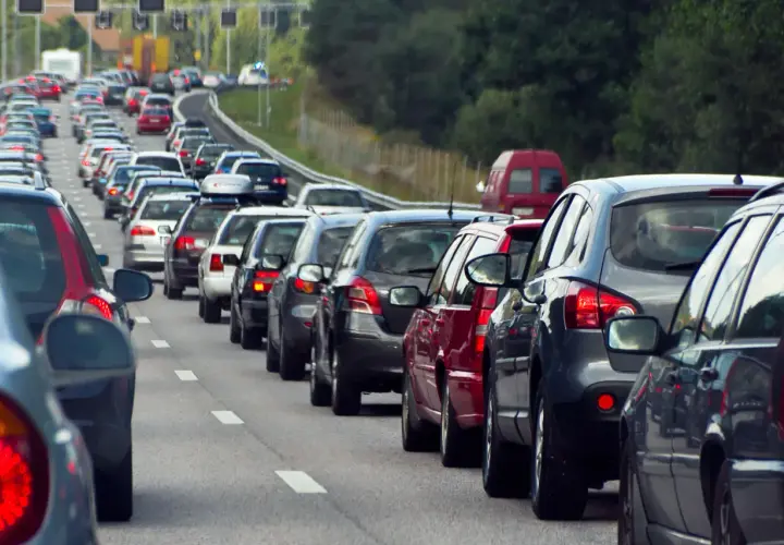 Korki na autostradzie. HDI AC serwis co obejmuje? Ubezpieczenie obejmuje szkody w ruchu drogowym, w tym wypadki i kolizje.