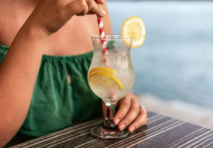 Relaks przy drinku z cytryną. Pamiętaj o ubezpieczeniu turystycznym z klauzulą alkoholową, by wakacje były bezpieczne.