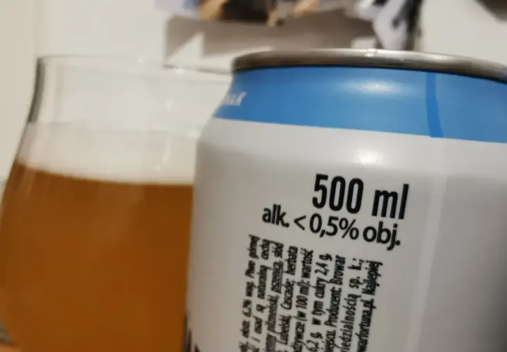 Piwo bezalkoholowe w puszce i szklance. Czy można pić piwo bezalkoholowe w miejscu publicznym? To piwo ma <0,5% alkoholu.