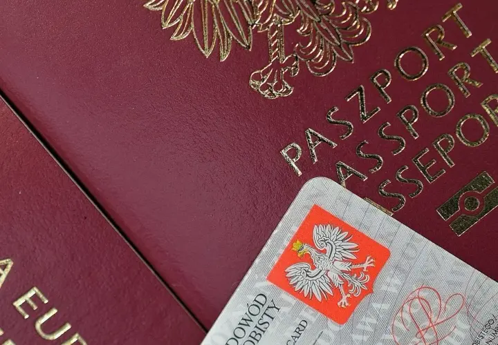 Polski paszport i dowód osobisty. Dokumenty te są potrzebne do podróży do krajów spoza strefy Schengen.