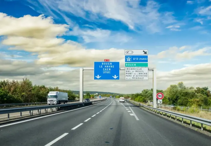 Francuskie autostrady, jak płacić? Znak A13 kieruje do Rouen, Le Havre, Caen i Paryża. Pamiętaj o opłatach.