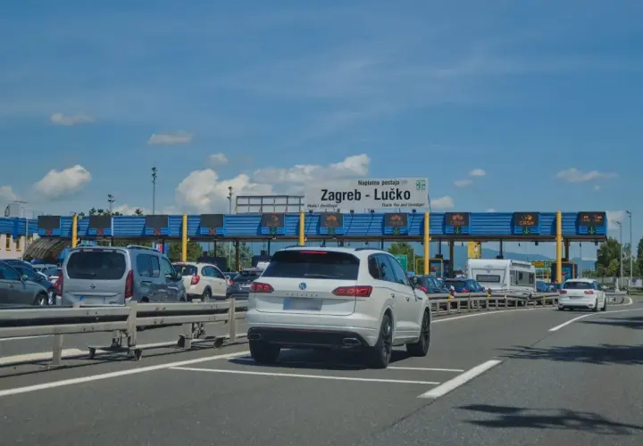 Kolejka samochodów na autostradzie w Chorwacji, zbliżających się do punktu poboru opłat. Chorwacja płatne drogi to norma.