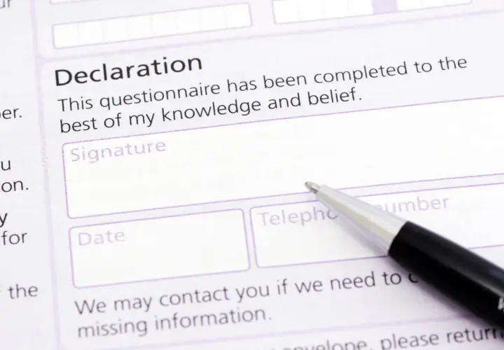 Formularz z sekcją "Declaration" i polem na podpis. Dowiedz się, jak napisać oświadczenie.