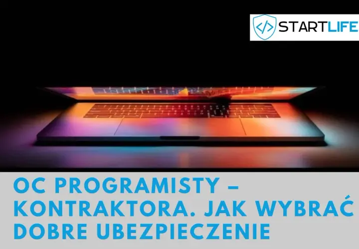OC programisty – jak wybrać dobre ubezpieczenie dla kontraktora. Laptop z kolorowym podświetleniem klawiatury.