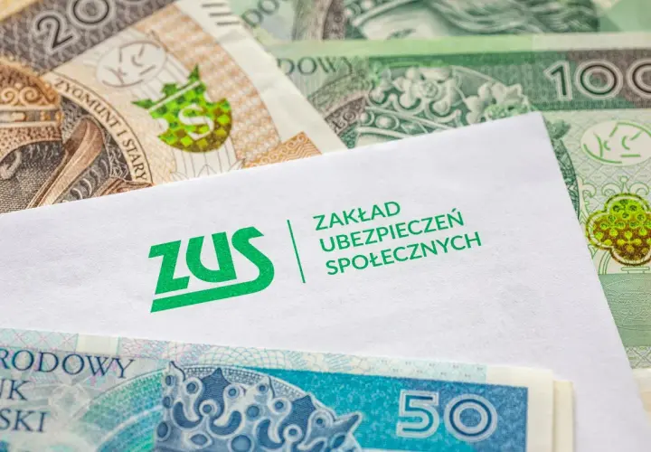 Koperta z logo ZUS na tle polskich banknotów. Symbolizuje opłacanie składek ZUS samemu, co jest ważnym elementem finansowej przyszłości.