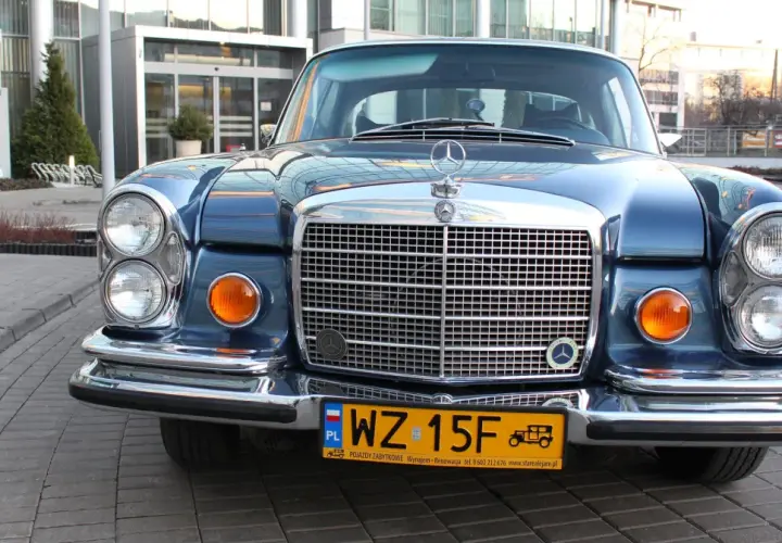 Klasyczny Mercedes, idealny na ubezpieczenie samochodu powyżej 25 lat. Luksus i styl na drodze.