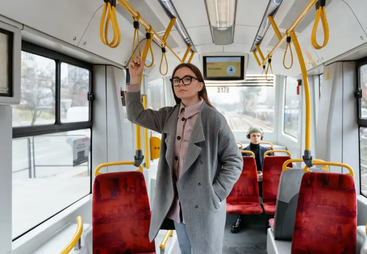 Kobieta w tramwaju, zastanawiająca się, po jakim czasie przedawnia się mandat za brak biletu.
