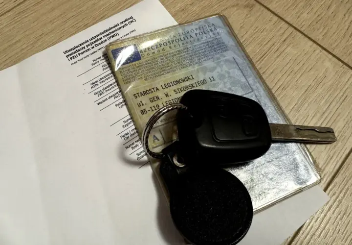 Kluczyki do auta i dokumenty, w tym dowód rejestracyjny i polisa OC. Czy ubezpieczenie samochodu po terminie to Twój problem?
