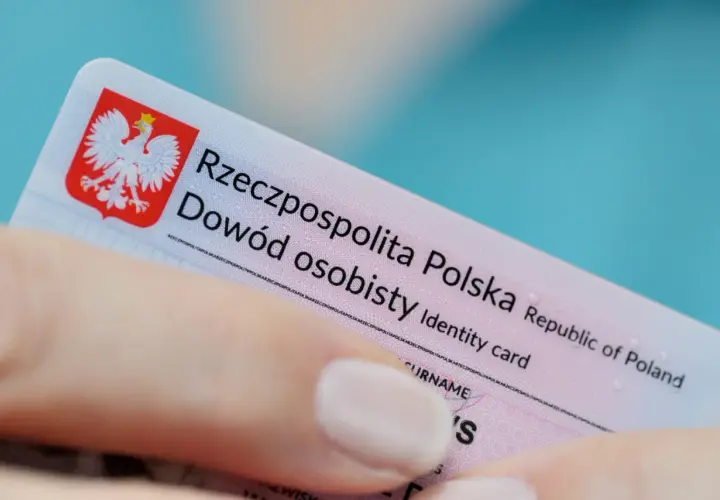 Zbliżenie na polski dowód osobisty, który może być potrzebny do wymiany dowodu osobistego po terminie.