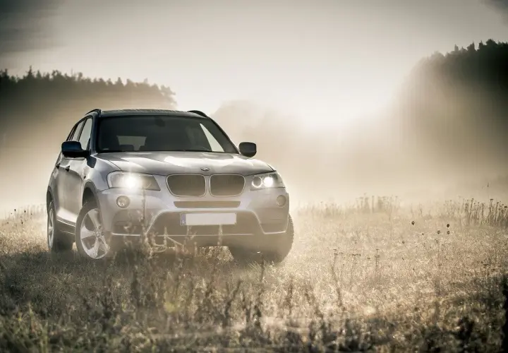 Srebrny SUV w mglistym krajobrazie, gotowy na każdą drogę. Idealny wariant serwisowy PZU dla Twojej podróży.