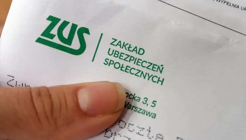 Zerwane więzadła w kolanie? ZUS może przyznać odszkodowanie. Na dokumencie logo ZUS i adres.