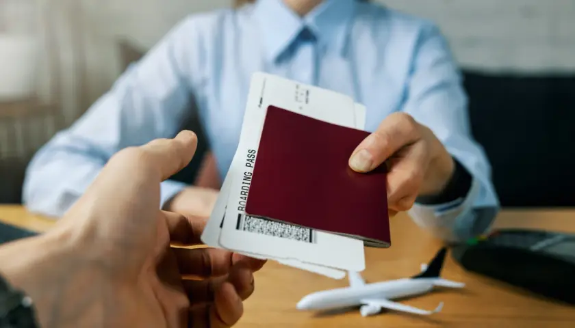 Przekazywanie paszportu i biletu lotniczego, czyli boarding pass. Co to jest? Dokument uprawniający do wejścia na pokład samolotu.